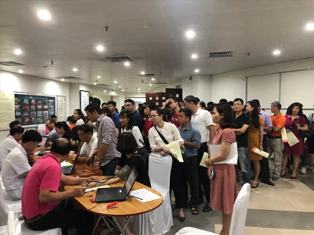 Hàng trăm người xếp hàng đăng ký tham gia hiến máu tình nguyện tại Viện Huyết học - Truyền máu Trung ương vào sáng 30.5.