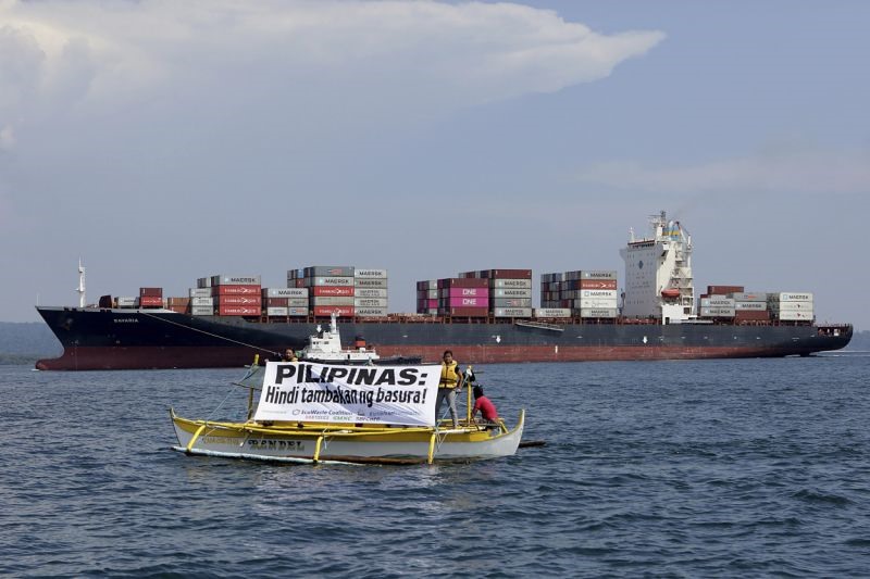phát thông điệp: “Philippines không phải là bãi rác“. Ảnh: AP.