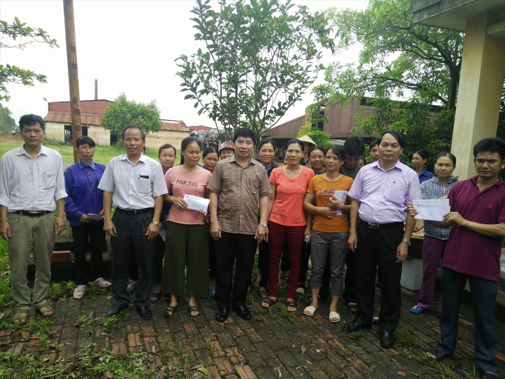Đồng chí Phạm Xuân Hải, Phó Chủ tịch CĐ Xây dựng Việt Nam và đồng chí Hoàng Văn Tuyến, Chủ tịch Công đoàn TCty Xây dựng Hà Nội thăm và tặng quà CNLĐ Công ty CP Xây dựng Hancorp 2