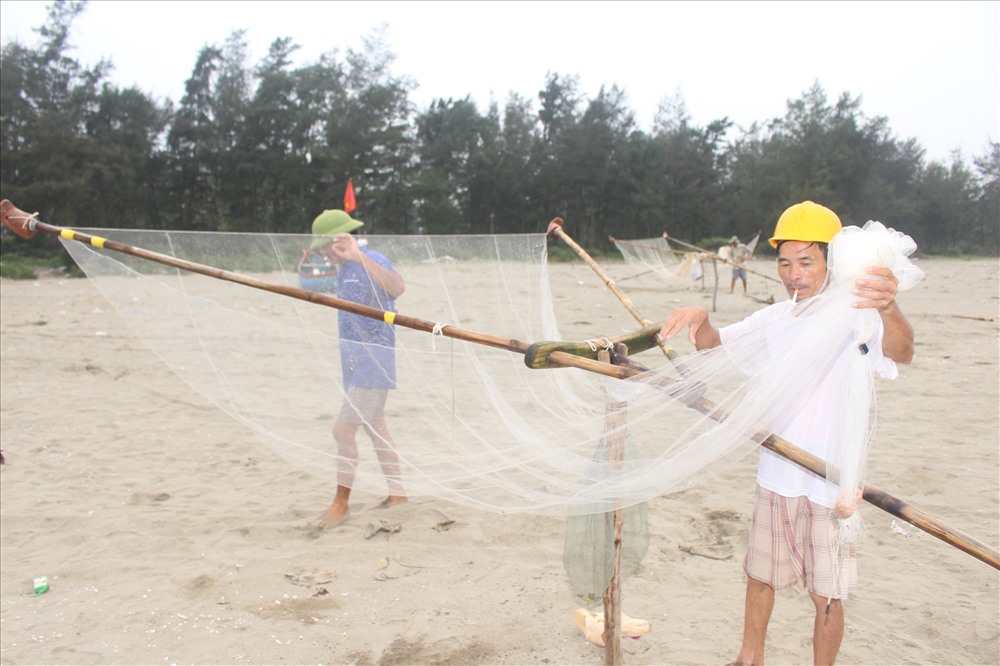 Để săn bắt ruốc biển, ngư dân đã chế tạo ra trụ đẩy hình chữ Y dài 3 - 4 mét; ở 2 đầu càng gắn một dải lưới để giữ con mồi. Khi ra biển, ngư dân chỉ việc cầm dụng cụ tiến về phía trước là ruốc biển lập tức lọt vào trong lưới
