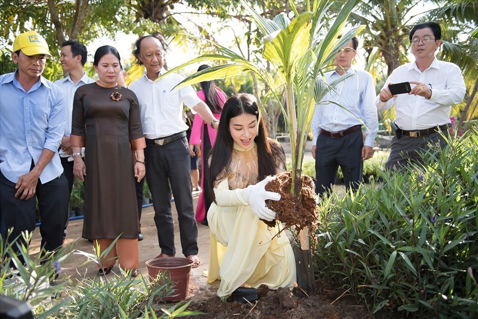 Hoa hậu Phương Khánh tham gia trồng cây, góp phần bảo vệ môi trường Hoa hậu Phương Khánh tham gia trồng cây, góp phần bảo vệ môi trường