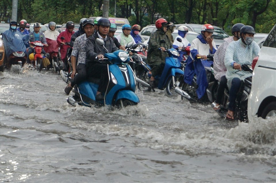 Những cơn mưa đầu mùa khiến nhiều tuyến đường TPHCM ngập nước. Ảnh: M.Q Những cơn mưa đầu mùa khiến nhiều tuyến đường TPHCM ngập nước. Ảnh: M.Q