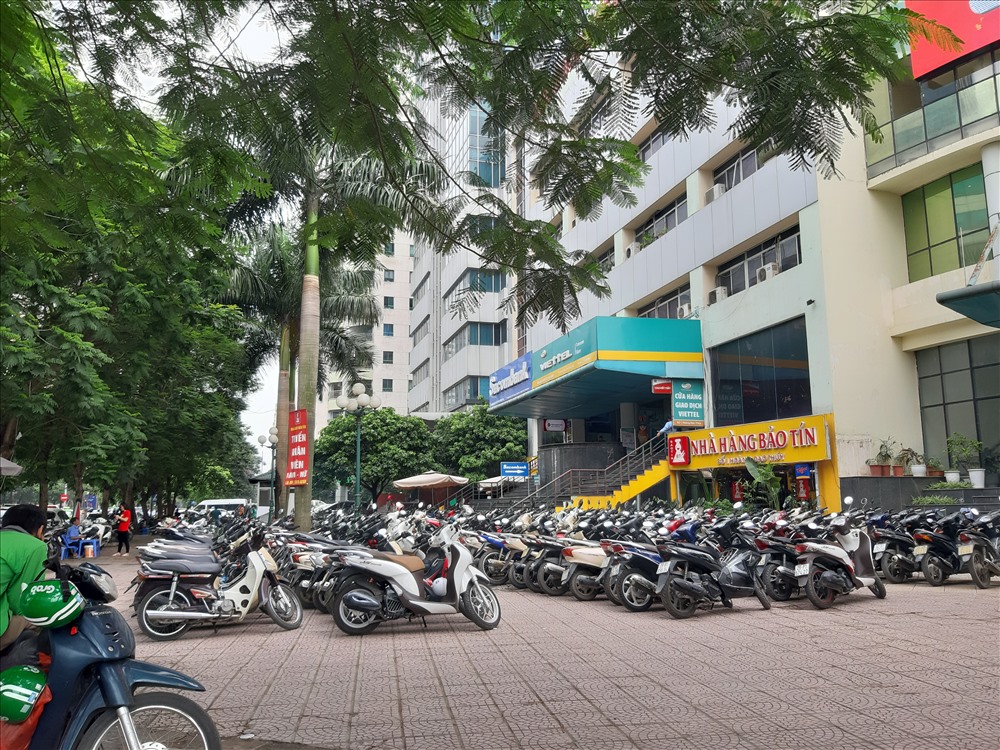 Nhiều vỉa hè của các chung cư trên đường Lê Văn Lương bị lấn chiếm thành nơi để xe. Ảnh: TRẦN VƯƠNG
