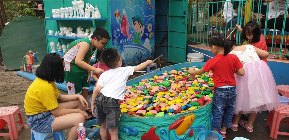 Thời tiết mát mẻ, dễ chịu tạo điều kiện thuận lợi cho các gia đình đưa con em đến công viên vui chơi.