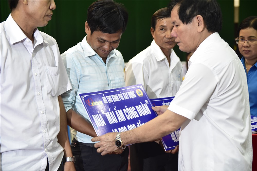 Bí thư Tỉnh ủy Trà Vinh trao biển tượng trưng tặng Mái ấm công đoàn cho công nhân.
