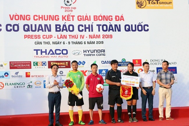 Đại diện BTC trao tặng các giải thưởng cho các cá nhân và tổ trọng xuất sắc.