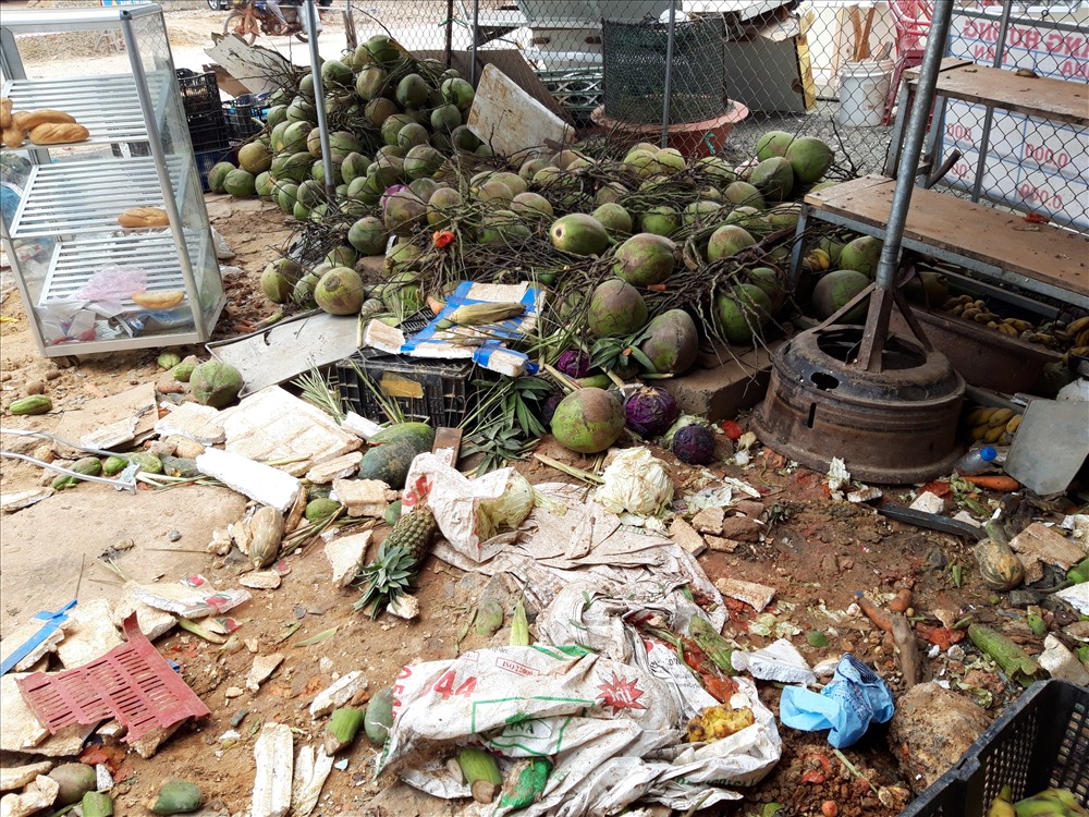 Trái cây rơi vãi phía trước căn ki ốt.