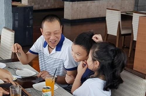 Gia đình hạnh phúc của nhà báo Lại Văn Sâm. Ảnh: ST