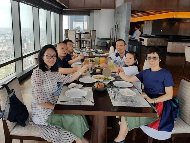Lại Văn Sâm bên vợ và các con cháu trong ngày sinh nhật tròn 62 tuổi. Ảnh: FBNV