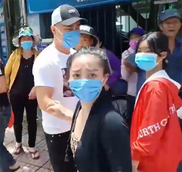 Danh hài Lê Dương Bảo Lâm bất ngờ bị đánh. Ảnh: Cắt từ clip.