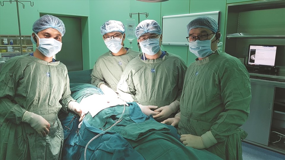 Các bác sĩ tiến hành phẫu thuật bơm xi măng sinh học cho bệnh nhân (ảnh: minh họa). Các bác sĩ tiến hành phẫu thuật bơm xi măng sinh học cho bệnh nhân (ảnh: minh họa).