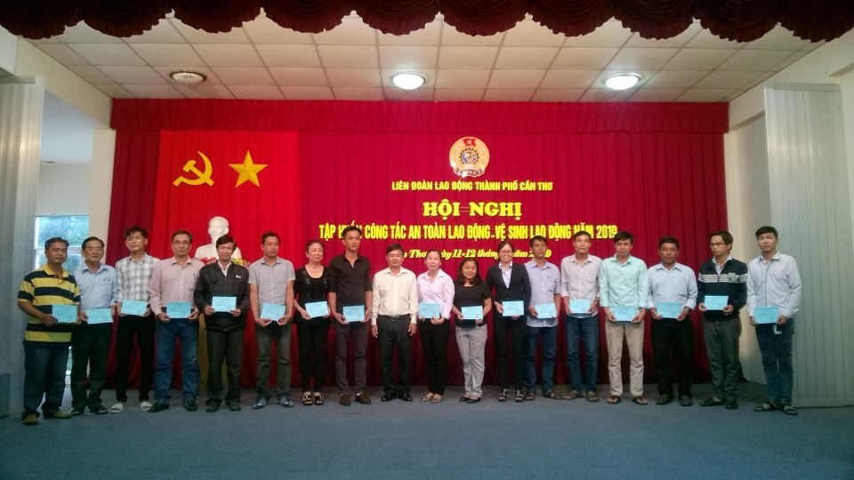 ông Đoàn Văn Dũng - phó Chủ tịch LĐLĐ TP Cần Thơ trao giấy chứng nhận tham gia tập huấn cho các học viên. ảnh: Thành Nhân