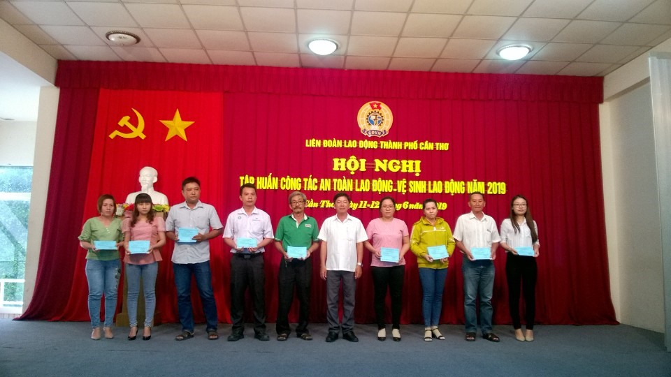 ông Nguyễn Hoàng Kịch - Chánh văn phòng LĐLĐ TP Cần Thơ trao giấy chứng nhận tham gia tập huấn cho các học viên. ảnh: Thành Nhân