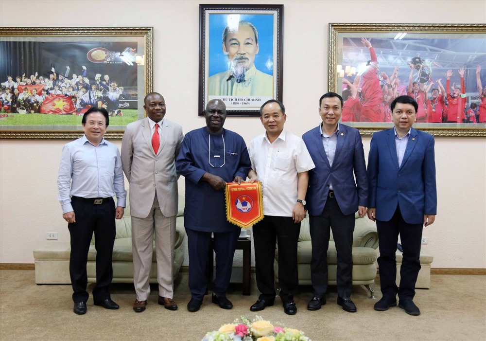 Lãnh đạo VFF tiếp và làm việc với Đại sứ đặc mệnh toàn quyền Nigeria tại Việt Nam. Ảnh: VFF
