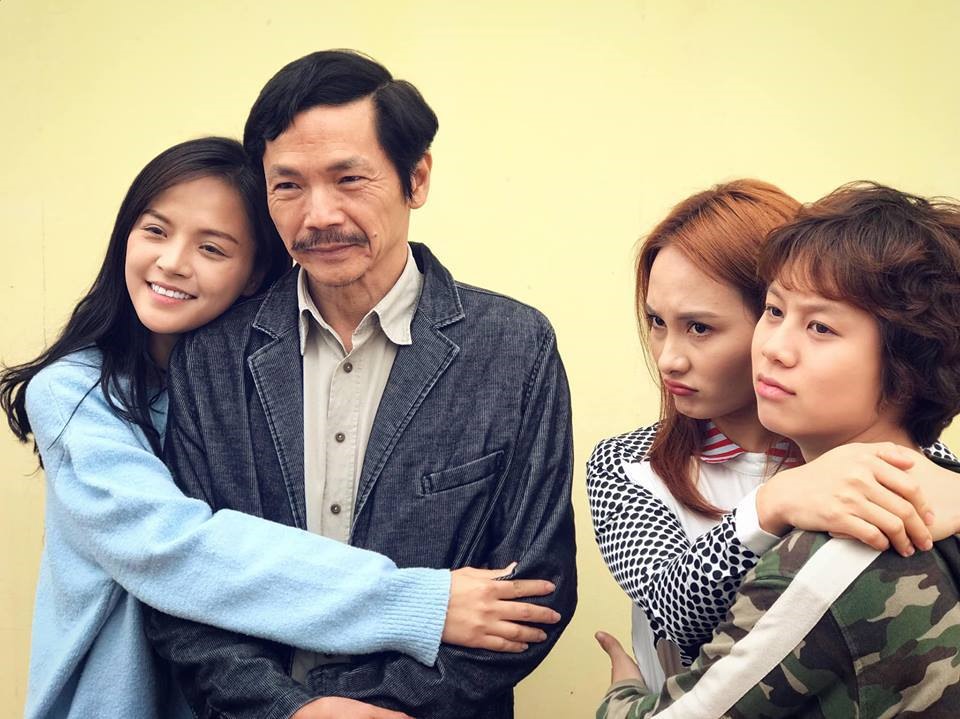 Bốn bố con trong “Về nhà đi con“. Ảnh: ST