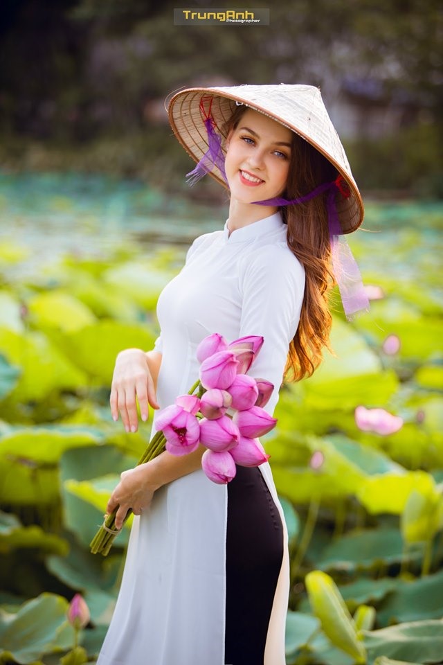 Mới đây, bộ ảnh chụp mẫu Tây bên đầm sen do bạn Trung Anh thực hiện đã nhận được lượt thích và chia sẻ “khủng” trên mạng xã hội.