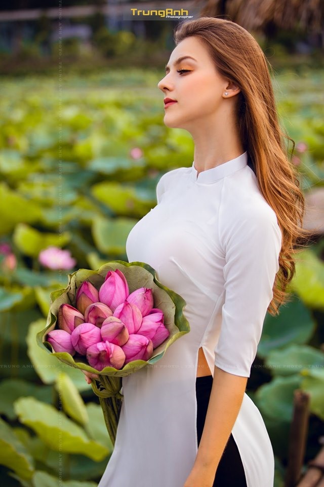 Hình ảnh cô gái người Ukraine thả tóc dài tự nhiên trong tà áo dài trắng khiến dân mạng thổn thức.