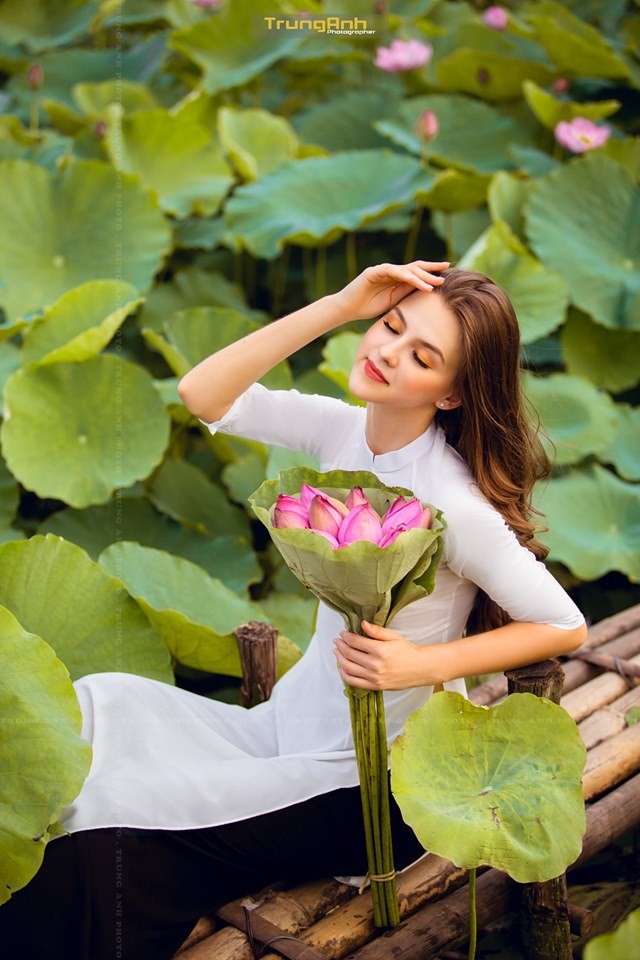 Olga Evil dịu dàng bên hoa sen gây say đắm lòng người.