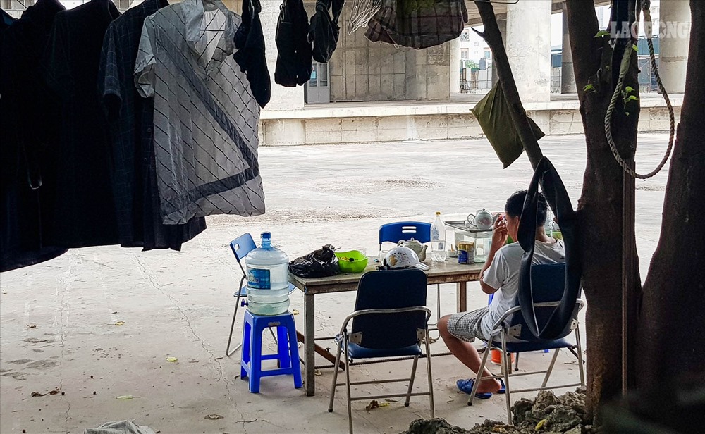 Công trường vẫn có bảo vệ túc trực thường xuyên.