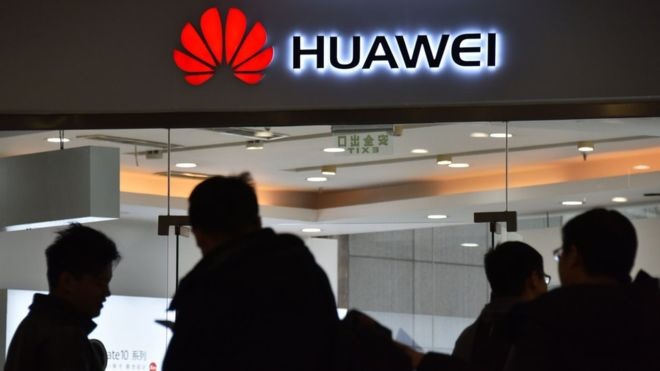 Theo ông Suffolk, chỉ có khoảng 30% linh kiện trong các sản phẩm của Huawei thực sự do công ty sản xuất - phần còn lại được lấy từ chuỗi cung ứng toàn cầu mà Huawei giám sát chặt chẽ để ngăn chặn vi phạm an ninh.