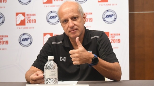 HLV U23 Thái Lan Alexander Gama cũng đã “rời ghế” sau thất bại trong trận chung kết Merlion Cup trước U23 Singapore. Ảnh: Siam Sport