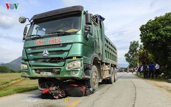 Xe tải lấn làn tông 2 người thương vong tại Điện Biên. Ảnh: VOV.
