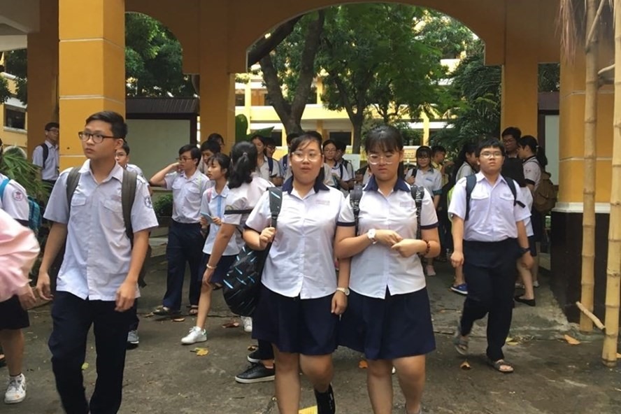 Thí sinh ở điểm thi Trường THPT Trưng Vương (quận 1,TPHCM) phản ánh đề thi tiếng Anh có sai sót. Ảnh: Anh Nhàn