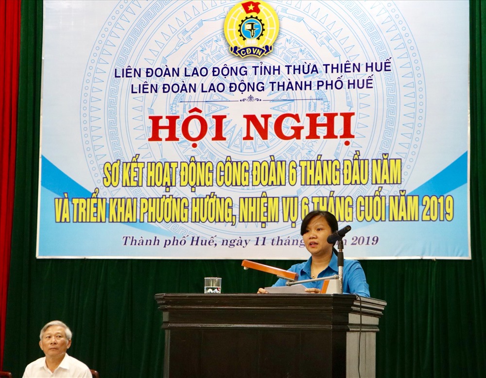 Bà Hoàng Thị Như Thanh - Uỷ viên BTV LĐLĐ tỉnh Thừa Thiên - Huế, Chủ tịch LĐLĐ TP. Huế báo cáo tại hội nghị. Ảnh: PĐ.