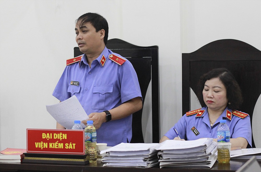 Đại diện VKS giữ quyền công tố tại tòa đối đáp trong phần tranh luận. Ảnh Trần Vương