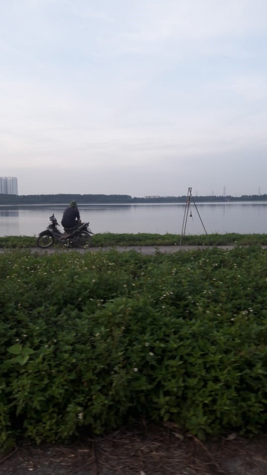 Người dân vô tư câu, thậm chí đánh bắt trộm cá trong khu vực hồ điều hòa Yên Sở. Ảnh: Đ.T
