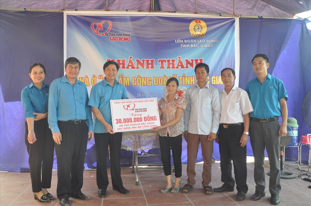 Đồng chí Nguyễn Văn Cảnh, Chủ tịch LĐLĐ tỉnh Bắc Giang trao hỗ trợ xây nhà “Mái ấm công đoàn” tới chị Dương Phương Liên.