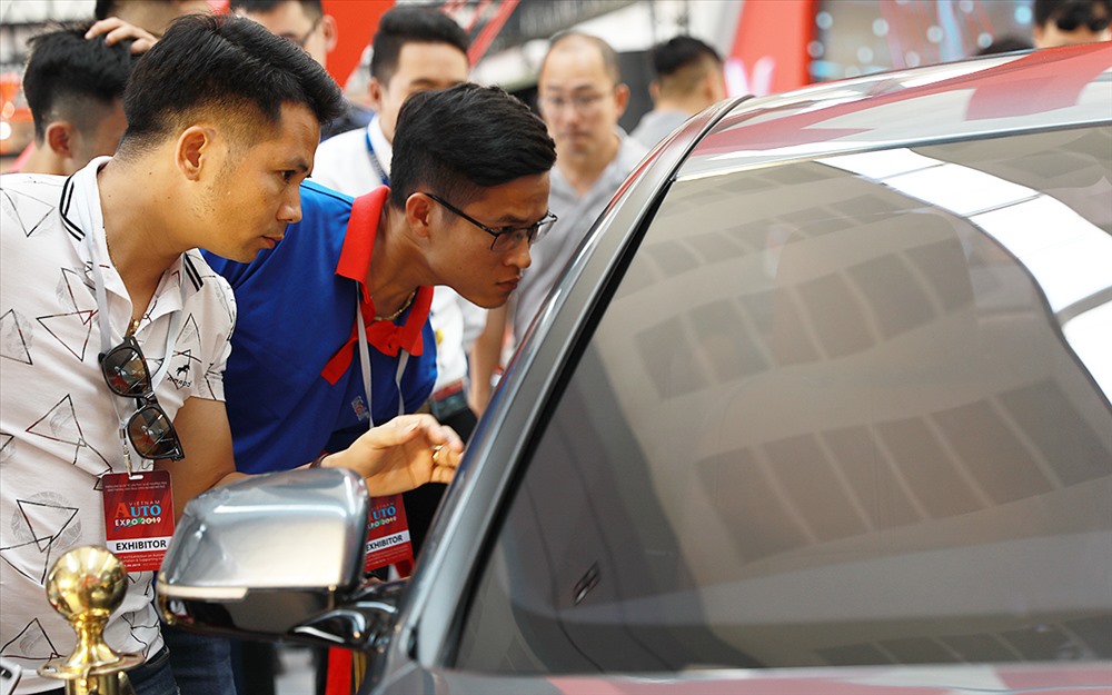 Hãng xe Việt Nam VinFast lần đầu tiên trưng bày đủ các mẫu xe của hãng tại thị trường Việt.