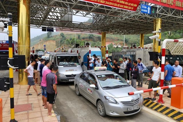 BOT Hòa Lạc - Hòa Bình bị các tài xế dừng xe phản đối việc thu phí. Ảnh: Trần Thanh.