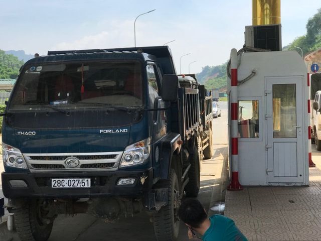 Trạm thu phí đã hoạt động trở lại, người dân đã rút về nhà. Ảnh: Trần Thanh.