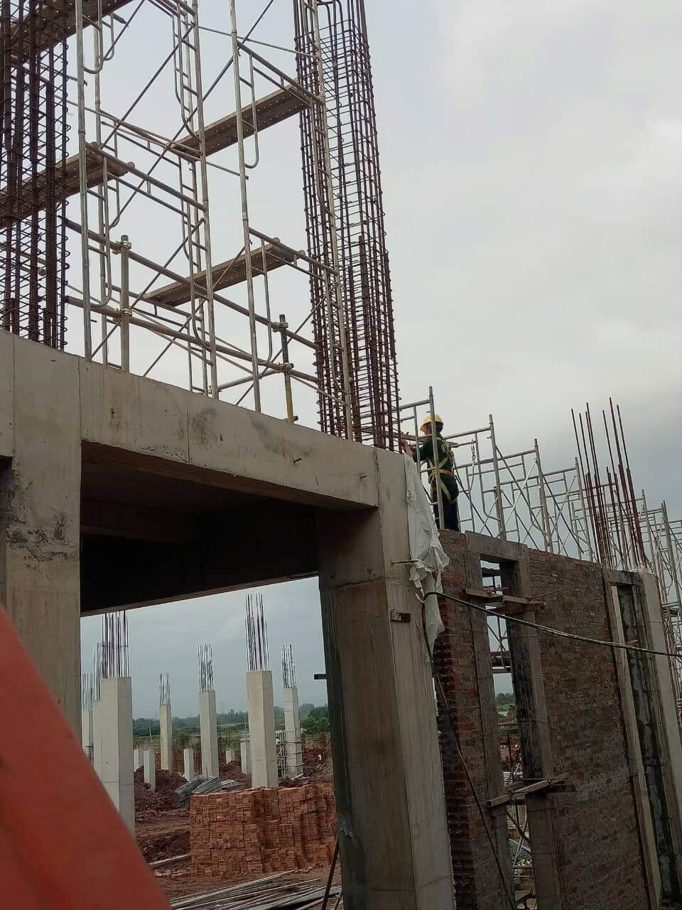 Một công trình kiên cố đã thành hình, trong khi DN chưa có giấy phép xây dựng và báo cáo đánh giá tác động môi trường. Ảnh: N. Hiếu