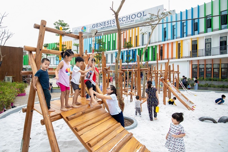 Genesis School nằm trong khuôn viên xanh với đầy đủ hệ thống sân chơi trải nghiệm ngoài trời.