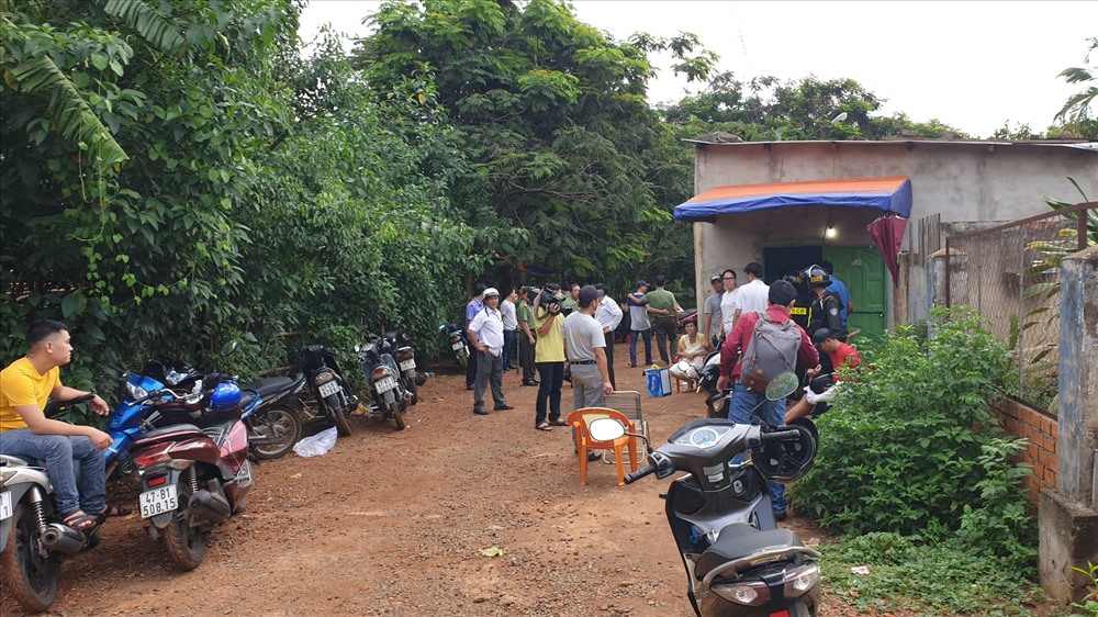 Khoảng 13h30, các trinh sát đồng loạt ập vào 5 tụ điểm qua đó phát hiện một lượng lớn ma túy.