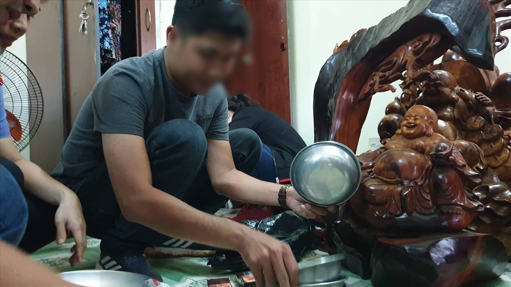 Một trinh sát đang khám nghiệm nhà các đối tượng mua bán ma túy.