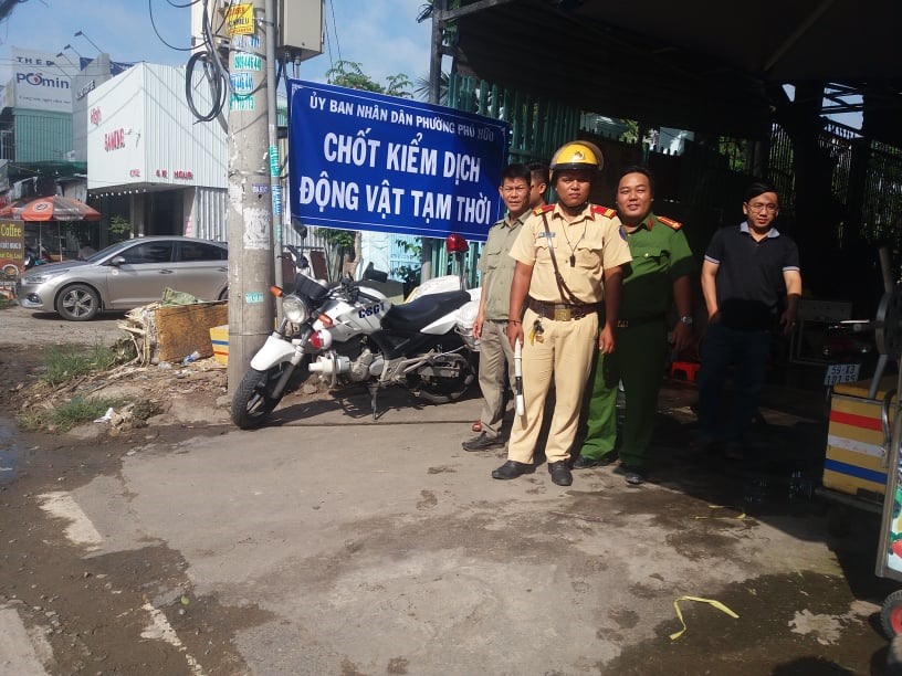 TPHCM ráo riết thành lập chốt kiểm dịch tạm thời, kiểm soát người ra vào ổ dịch để tránh lây lan, ảnh: Kim Đồng