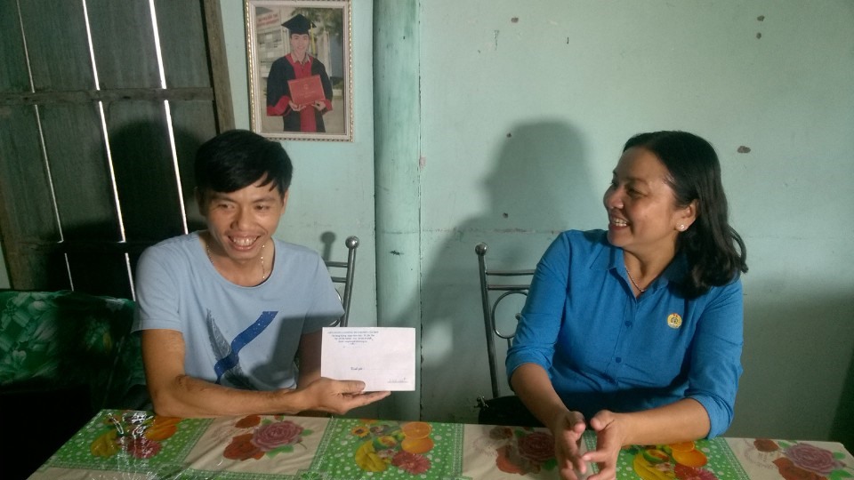 Niềm vui của anh Nguyễn Việt Khương khi được đoàn công tác ân cần thăm hỏi chăm lo, hỗ trợ và động viên. ảnh: Thành Nhân