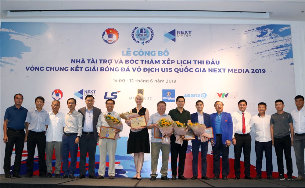 BCT chụp hình lưu niệm cùng nhà tài trợ cũng như đại diện các đội bóng tham dự VCK lần này. Ảnh: T.N