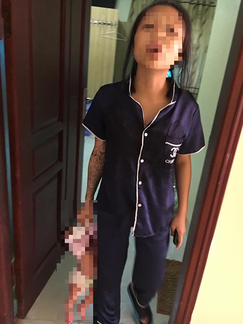 Nhiều người bức xúc khi nhìn thấy hình ảnh người phụ nữ xách cổ em bé.
