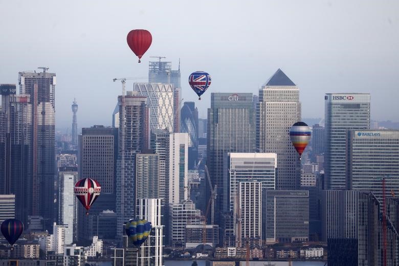 Rất nhiều người dân ở London tỏ ra thích thú với sự kiện này khi được ngắm nhìn khinh khí cầu rực rỡ bay lượn trên bầu trời.