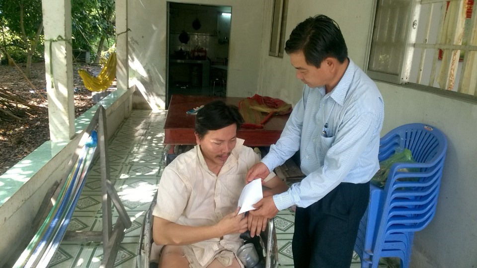 ông Đoàn Văn Dũng - Phó Chủ tịch LĐLĐ TP Cần Thơ trao suất quà 1 triệu đồng cho công nhân bị TNLĐ. ảnh: Thành Nhân