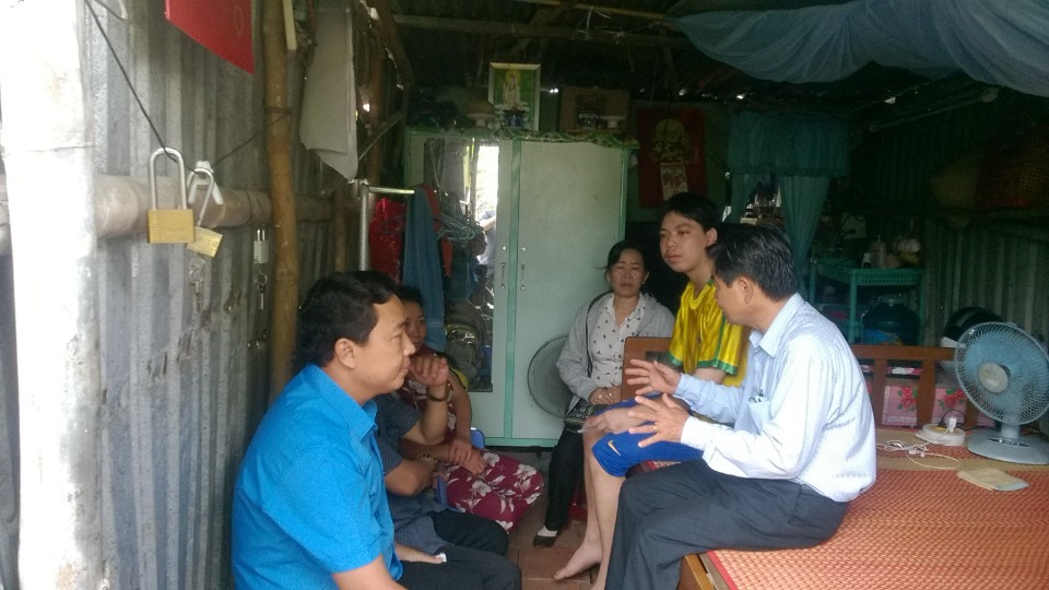 Đoàn công tác LĐLĐ TP Cần Thơ an ủi, động viên gia đình công nhân bị tai nạn lao động