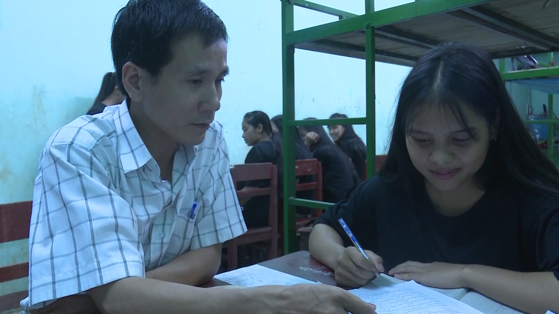 Thầy Đặng Công Nguyên đang ôn bài cho các em . Ảnh: Hà Phương