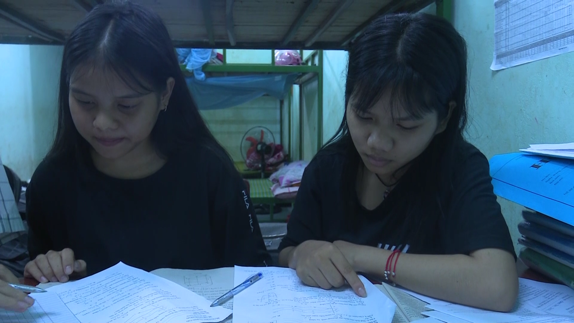 Các em học sinh miền núi đang tích cực ôn luyện cho kỳ thi tốt nghiệp THPT Quốc gia sắp tới. Ảnh: Hà Phương