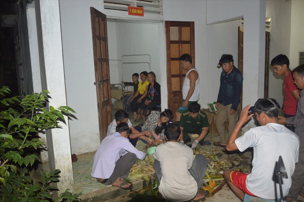 Nhiều người tham gia bào chế thuốc. Ảnh: BPNA