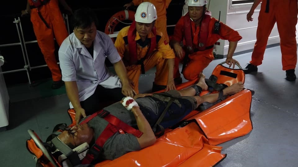 Cấp cứu cho thuyền viên gặp nạn. Ảnh: Vietnam MRCC