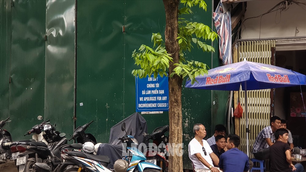 Người dân địa phương cho biết, các phần sai phép, xây vượt tầng của cao ốc này vẫn còn y nguyên, thậm chí còn ráo riết hoàn thiện.